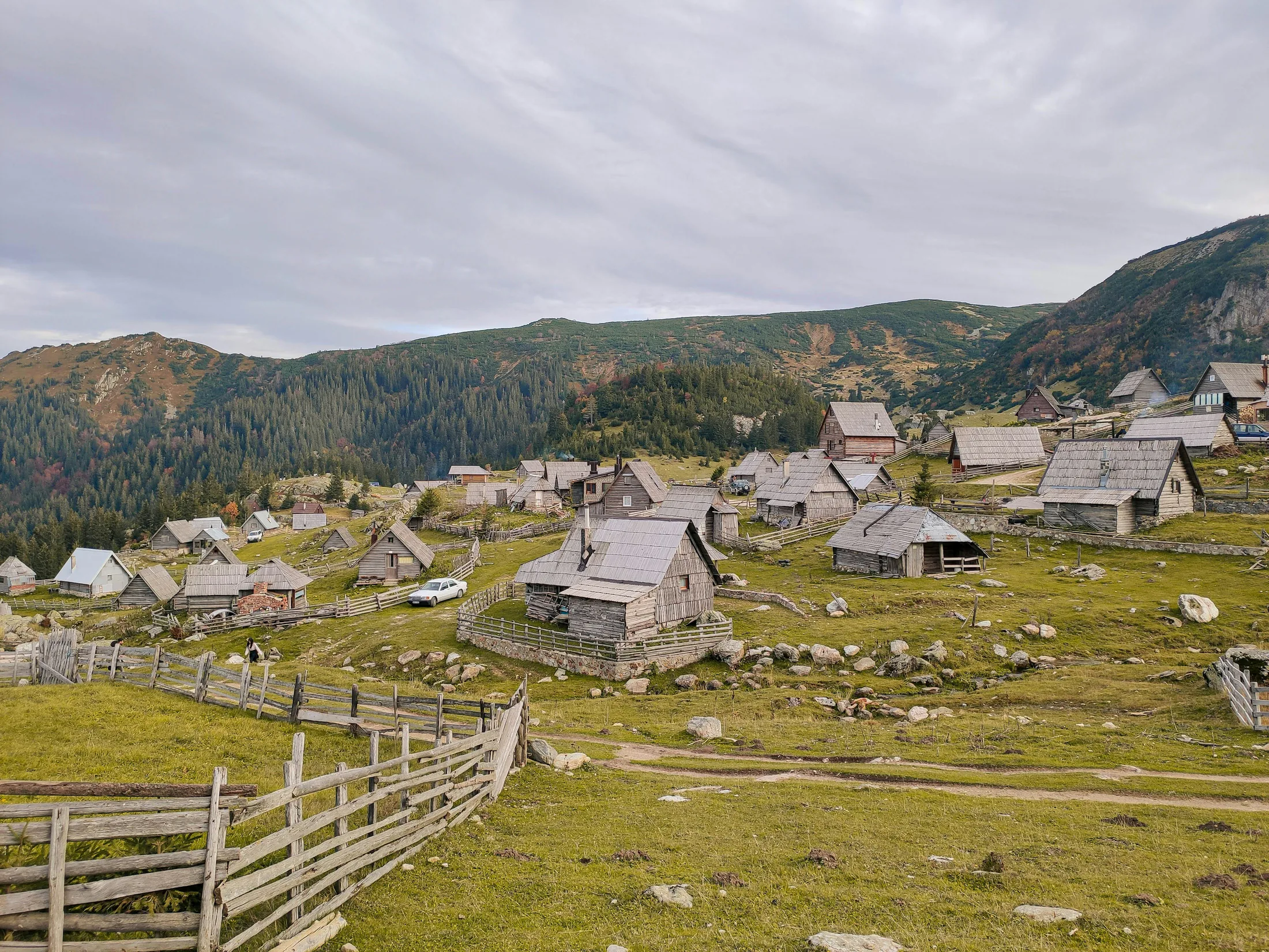 Drvene kolibe planinskog sela na Vranici, kod Prokoškog jezera